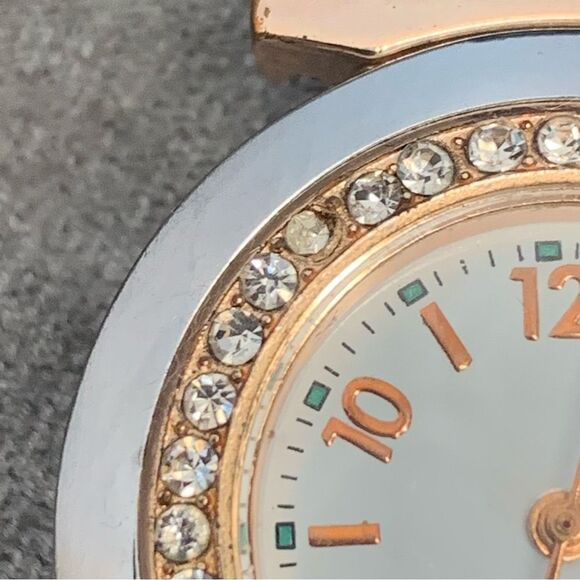 QUARTZ black rubber band round face rhinestone watch - Picture 4 of 6